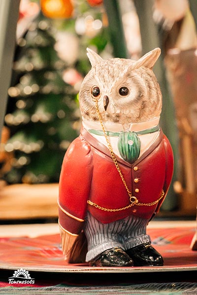 Figurine de hibou en costume bourgeois rouge